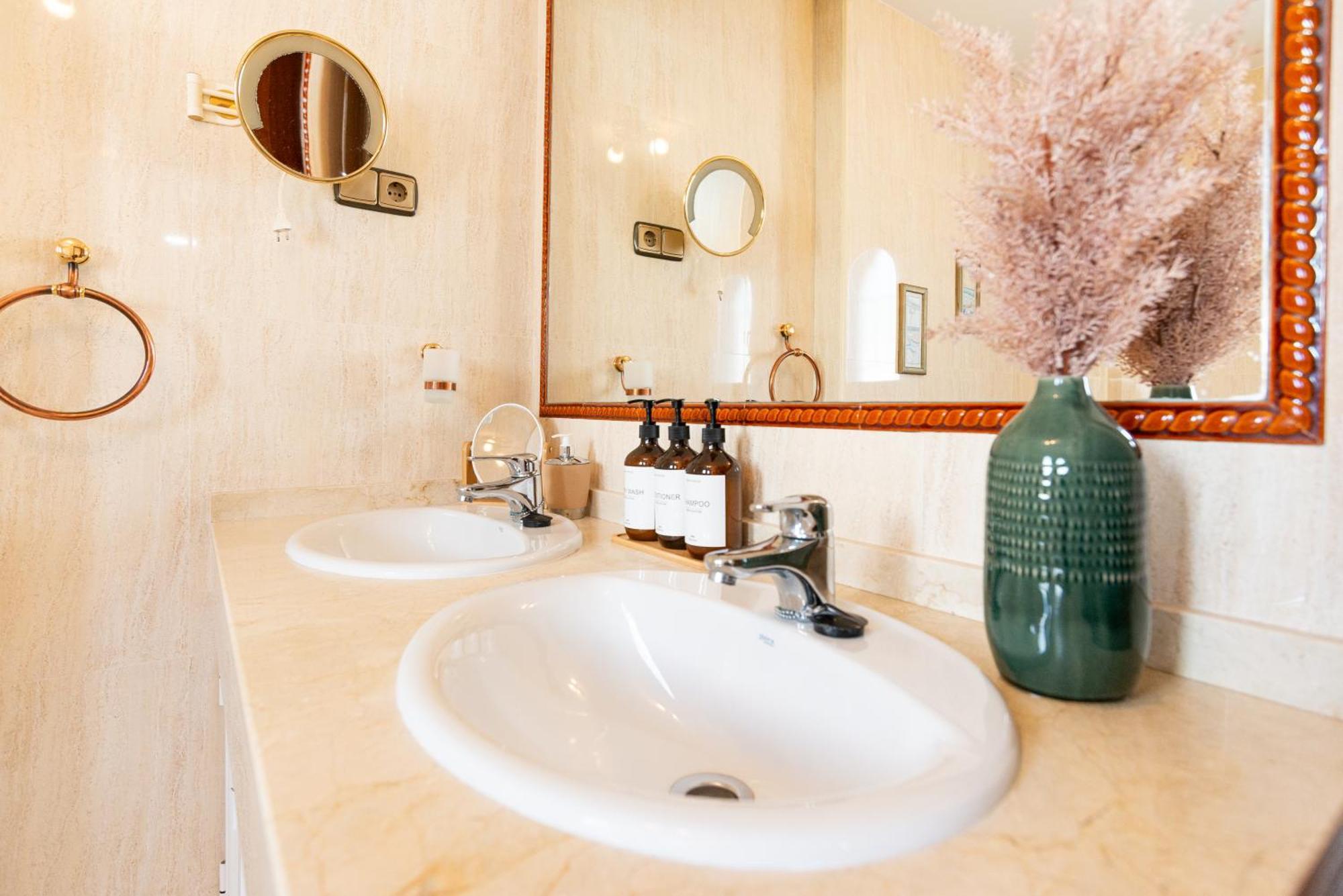 Villa Valentina - Renovated On Los Alamos Beach Torremolinos Kültér fotó