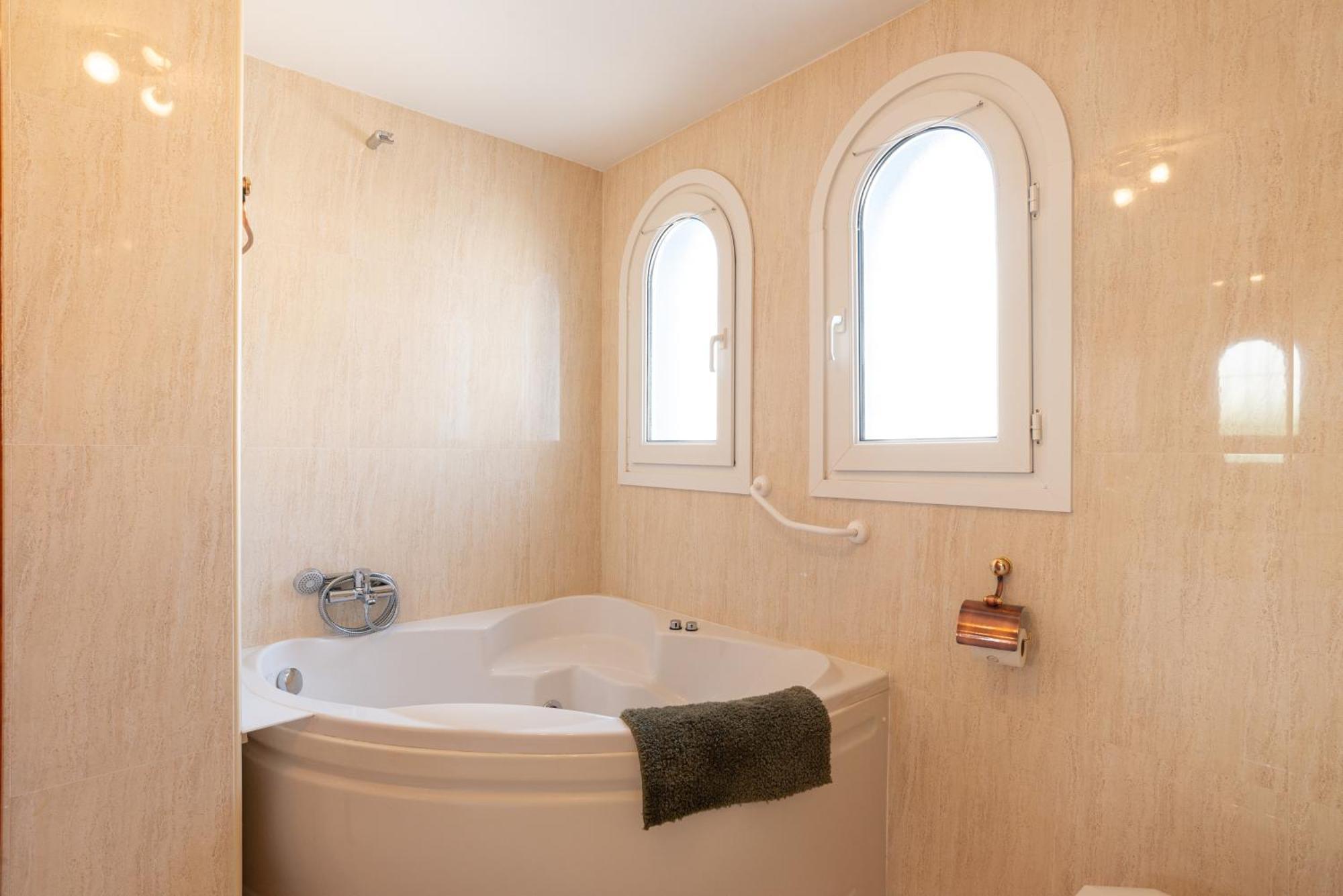 Villa Valentina - Renovated On Los Alamos Beach Torremolinos Kültér fotó