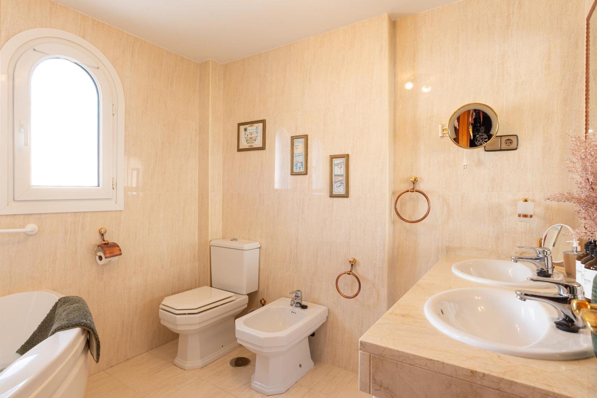 Villa Valentina - Renovated On Los Alamos Beach Torremolinos Kültér fotó